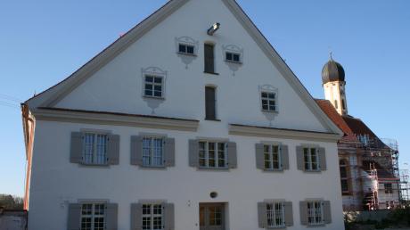 Der historische Pfarrhof in Kinsau heißt künftig Rathaus. Das hat der Gemeinderat beschlossen.