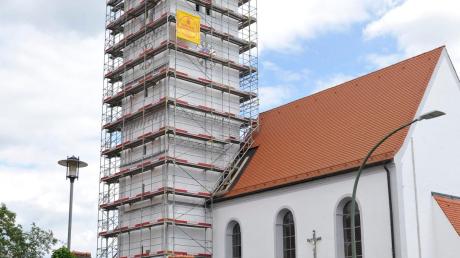 Der Turm der Schwiftinger Pfarrkirche ist eingerüstet, damit die Fassade ausgebessert werden kann. 	 	