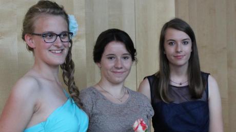 Die drei erfolgreichsten Absolventen der Realschule Kaufering (von links): Evelyn Kunschke (1,27), Sophia Hochholzer (1,36) und Christina Drexl (1,42). 	