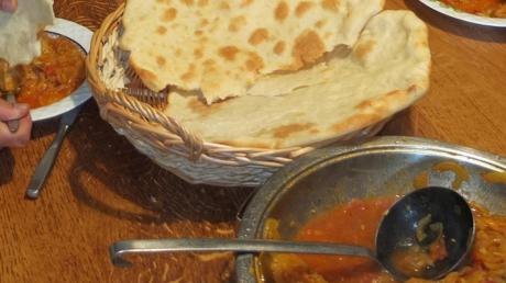 „Do Piase“ („zwei Zwiebeln“) mit Naan-Brot schmeckte den Familienmitgliedern im Hause Klöck sehr gut. Das Fladenbrot wurde nicht im Lehmofen, sondern im normalen Backofen zubereitet. 