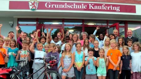 Sie freuen sich über den Titel Kauferinger Mannschaftsmeister: Die Schüler der Grundschule schnitten bei der Aktion Stadtradeln innerhalb der Marktgemeinde am besten ab. 	