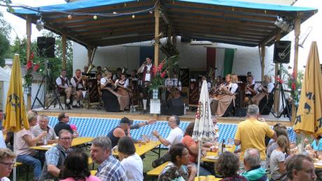 Mit Bühnendach und Pavillons war vorgesorgt, doch am Samstag hielt das Wetter beim Forstgartenfest in Kaufering. 