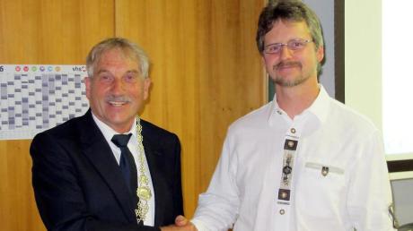 Als neuen Gemeinderat konnte Bürgermeister Erich Püttner (links) am Mittwochabend Josef Korn (Kauferinger Mitte) begrüßen. 