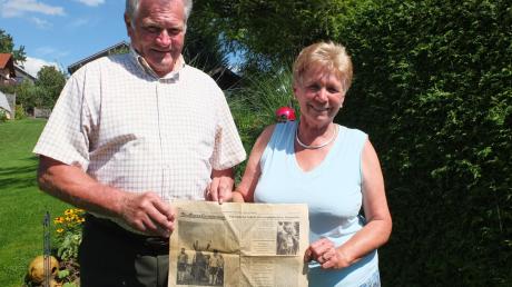 Bernhard und Marianne Arnold zeigen eine Seite der Landsberger Nachrichten, auf der 1953 vom Vilgertshofer Fest berichtet wurde. 	 	