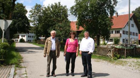 In Apfeldorfhausen geht es noch ruhig und beschaulich zu, das schätzen (von links) Hermann Paul, Gabi Schneider und Bürgermeister Georg Epple. 