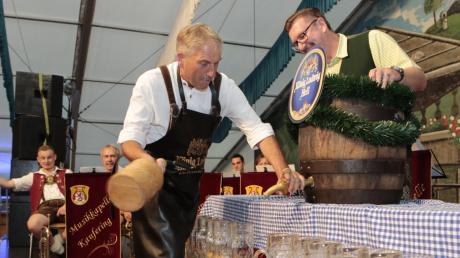O’zapft is! Bürgermeister Erich Püttner stach gestern auf dem Kauferinger Volksfest symbolisch das erste Fass Bier an. Im Hintergrund Richard Sturm von der Schlossbrauerei Kaltenberg. 	