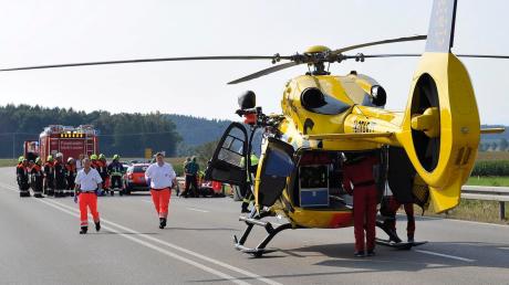 Mit dem Hubschrauber wurde ein 57 Jahre alter Motorradfahrer in die Unfallklinik nach Murnau geflogen, der sich bei einem Unfall auf der B17 bei Denklingen ein Bein gebrochen hat. 