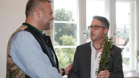 Bürgermeister Marco Dollinger (links) nahm bei der Eröffnung des Kinsauer Pfarrhofs von Architekt Matthias Schamper symbolisch einen Zweig für die Pfarrgarten-Bepflanzung in Empfang. 
