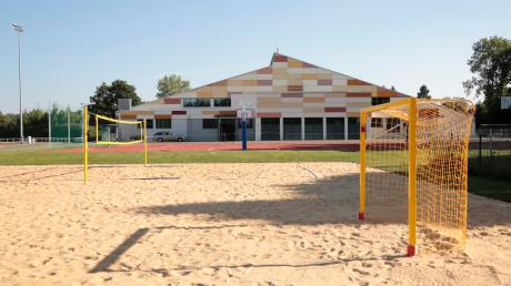 Die Sanierungsarbeiten an der Dreifachturnhalle im Kauferinger Sportzentrum sind abgeschlossen. Neu ist ein multifunktionales Sandfeld für Beachsportarten wie Volleyball, Handball und Fußball. 
