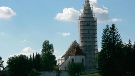 Noch versteckt sich der Turm der Pfarrkirche St. Pankratius in Schwifting hinter einem Gerüst. Nach den Renovierungsarbeiten wird er in neuer Farbe über den Lechrain strahlen. 