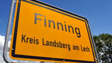 Unbekannte haben mehrere Ortsschilder von Finning entwendet.