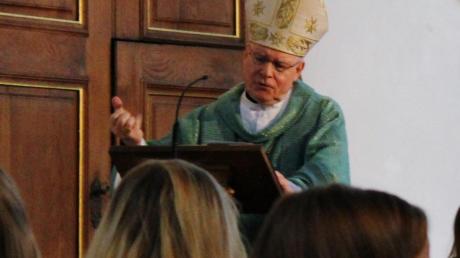 Bischof Dr. Konrad Zdarsa während seiner Predigt in der Eglinger Pfarrkirche St. Vitus. 	