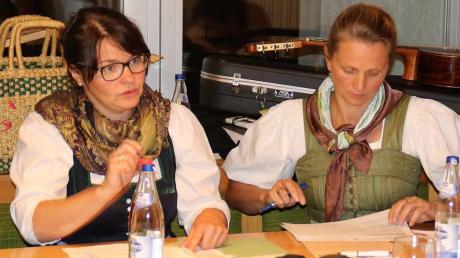 Brigitte Strunz und Marianne Baab leiten ihre erste Volksmusikwartbesprechung. 	