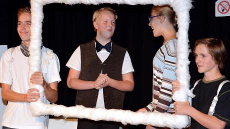 Die Theatergruppe der Montessori-Schule Kaufering befasste sich im Stück „Deadlines“ mit dem Jenseits. 	