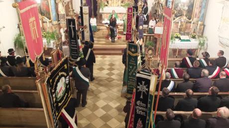 Der Krieger- und Soldatenverein Stadl-Mundraching feierte sein 150-jähriges Bestehen. Im Bild ist die Fahnenbandsegnung in der Pfarrkirche Stadl zu sehen. 	