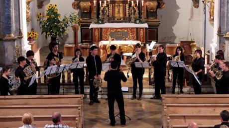 Studenten der Hornklasse der Musikhochschule Mannheim gaben ein Benefizkonzert in Thaining. 