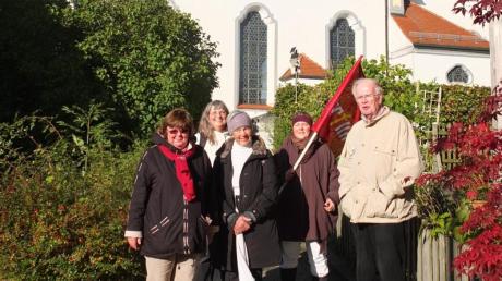 Referentin Ilka Ahrens von der Gemeindecaritas Landsberg mit einigen Mitpilgern vor der Pfarrkirche St. Martin in Thaining. 