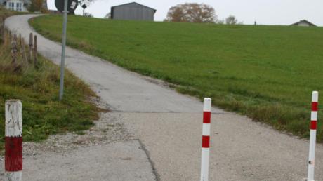 Die Pfosten, welche die Durchfahrt vom Kleinen Hornberg auf die Staatsstraße verhindern, müssen weg.