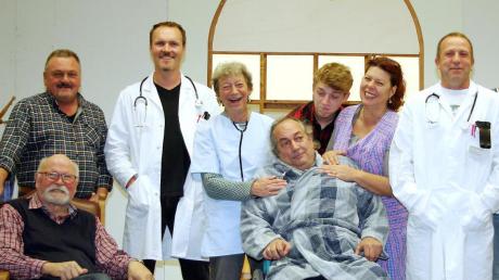 Einige der Mitwirkenden des Apfeldorfer Theatervereins. Sie spielen ab heute die Komödie „Es bleibt in der Familie“. 