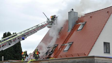 Die Feuerwehren aus Landsberg und Kaufering waren bei dem Dachstuhlbrand im Landsberger Osten mit zwei Drehleitern im Einsatz.