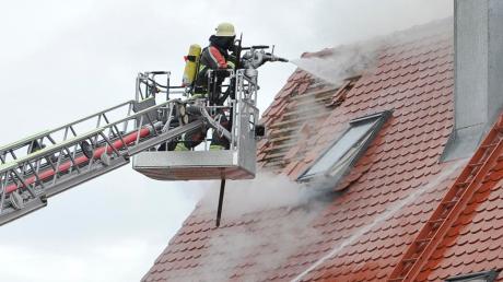 Die einsatzkräfte der Feuerwehren Landsberg und Kaufering brachten den Dachstuhlbrand am Samstagmittag schnell unter Kontrolle. 