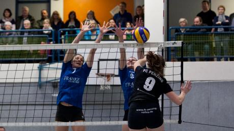 Auf die Zuschauer bauen die Penzinger Volleyballerinnen (vorne Franziska Helmer): Sie haben am Samstag den ersten Heimspieltag, Beginn ist um 14.30 Uhr in der Halle des DZG in Landsberg. 