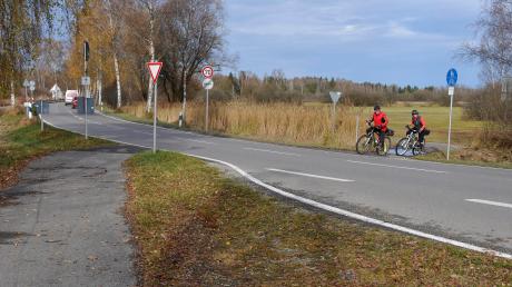 Die Regierung von Oberbayern sieht auch nach einer Machbarkeitsstudie der Gemeinden Pähl und Dießen keine neuen Erkenntnisse, die es nahelegten, einen Radweg an der Birkenallee (das Bild zeigt das Radwegende südlich von Dießen) bauen zu können. 