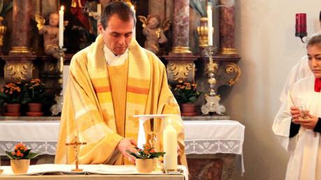 Pfarrer Thomas Wagner hat in Pflaumdorf den neuen Altar in der Filialkirche „St. Georg“ geweiht. 	 	