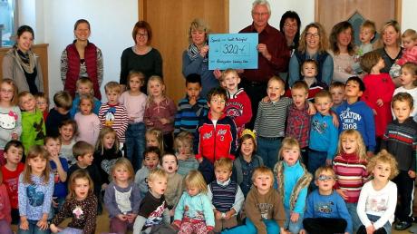 Den Erlös des St. Martinsumzuges übergaben die Kindergartenkinder, das Team und der Elternbeirat der Wurzbergoase Reichling an Alfons Ruf aus Mundraching.