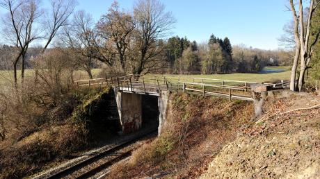 Weit über 100 Jahre alt ist die Brücke, die über die Bahnstrecke Mering–Weilheim in den Duswinkel, einem Greifenberger Flurstück zwischen Bahnstrecke und Windach, führt.