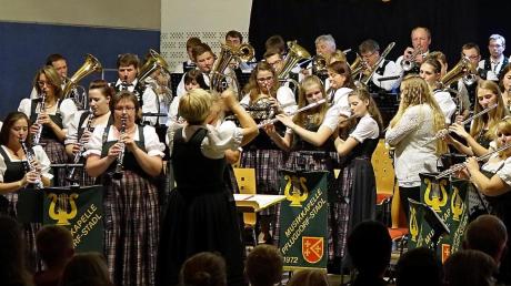Bei den letzten Stücken des Weihnachtskonzerts der Musikkapelle Pflugdorf-Stadl spielten die jungen Musiker mit der Hauptkapelle gemeinsam. 