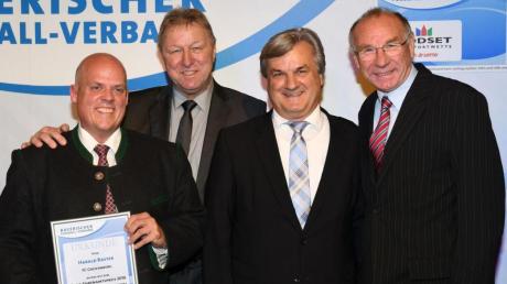 Harald Raster Ehrenamts-Preisträger 2016 mit Horst Hrubesch, BFV-Vizepräsident Reinhold Baier und BFV-Ehrenamtsbeauftragter Hans Melch (im Bild von links). 