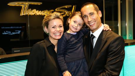 Christoph Sandner mit seiner Frau Christiane und Tochter Marie bei der Weihnachtsfeier der Nürnberger Ice Tigers.
