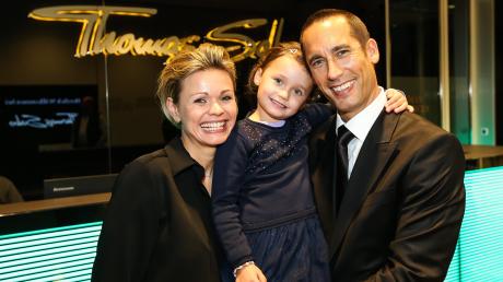 Christoph Sandner mit seiner Frau Christiane und Tochter Marie bei der Weihnachtsfeier der Ice Tigers Nürnberg. 
