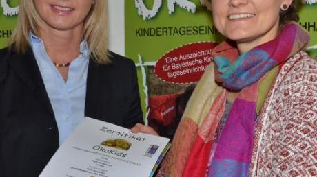 Auch das Telos-Kinderhaus (im Bild mit Umweltministerium Ulrike Scharf dessen Leiterin Veronika Seiler) hat heuer die Auszeichnung „Ökokids“ erhalten. 	 	