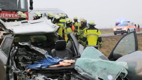 Bei einem Unfall bei Jengen wurden drei Personen schwer verletzt. 