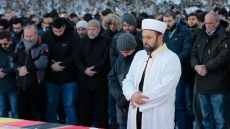 Imam Ünal Daglar und die Türkisch-Islamische Gemeinde sowie Freunde und Kollegen nahmen am Freitag Abschied von den Terroropfern Mesut und Koray. 