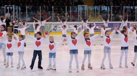 Richtig voll wurde es gleich zu Beginn, als sich die Abteilung Eiskunstlauf des HC Landsberg beim Eröffnungstanz präsentierte. 
