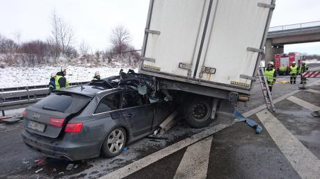 Bei dem Unfall auf der A96 bei Buchloe im Landkreis Ostallgäu geriet der Wagen eines 53-Jährigen aus dem Landkreis Günzburg unter den Anhänger eines Lastwagens. Der Mann starb noch an der Unfallstelle. 
