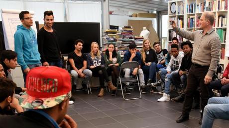Das gemeinsame Erarbeiten eines Themas soll die gegenseitige Scheu von Flüchtlingen und deutschen Jugendlichen abbauen helfen. 