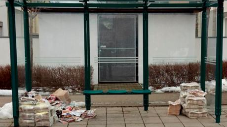 Ein Ärgernis für die Anwohner: Seit Wochen lagen Pakete mit Werbeprospekten im Buswartehäuschen an der Waldheimer Straße.
