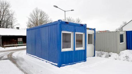 Die Container (neun Wohn-, ein Küchen- und zwei Toilettencontainer), in denen die Bewohner der Holzbaracken während der Baumaßnahmen für die neuen Obdachlosenunterkünfte wohnen sollen, stehen seit Kurzem in der Jahnstraße. 