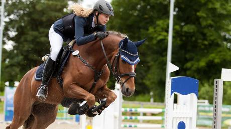 Mit ihrem Pony Casimir ist die 16-jährige Reiterin Eva-Maria Nigl erfolgreich. Unter anderem belegten die beiden beim schwäbischen Ponypreis Platz 3.