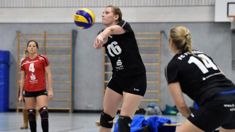Elena Balkow (am Ball) hat ihren Wechsel von Türkheim zu den Penzinger Volleyballerinnen noch zu keinem Zeitpunkt bereut. 