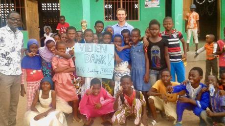 Die Kinder der Klasse Primary 4 der „Gunter Frey International School“ in Ghana mit Martin Pömsl (hinten), einem ehemaligen DZG-Abiturienten, der gerade im Rahmen seines Freiwilligenjahres an der Schule tätig ist.  	 	