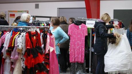 Beim Secondhand-Faschingsmarkt in Rott war nicht nur an der Kasse viel los. Etliche der Besucher stöberten und fanden neben Kleidung auch passende Accessoires. 