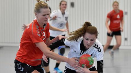 Eine stabile Abwehr (links Lena Hierstetter) war der Schlüssel zum Erfolg für die Landsberger Handballerinnen. 