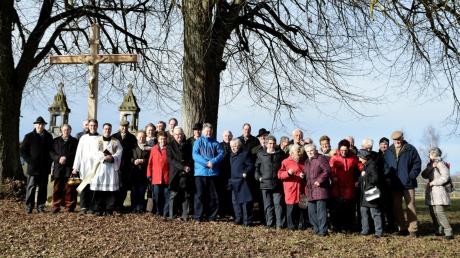 Zur Erinnerung an das 565-jährige Gründungsjubiläum der Bauernbruderschaft versammelten sich Mitglieder an dem restaurierten und von Stadtpfarrer Michael Zeitler gesegneten Feldkreuz am Campingplatz. 