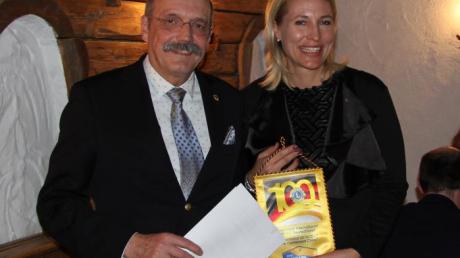 Vizegovernor Dirk Raeder überbrachte Lions-Präsidentin Dr. Silke Ackermann den Jubiläumswimpel. 
