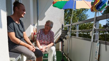 Eine Hausfreundschaft in der Herrenbachstraße in Augsburg: Kevin Kreil und Maria Stephan plaudern auch gerne mal auf dem Balkon der Rentnerin. Wie mehrere Generationen miteinander leben können, darüber wurde beim vierten Landsberger Zukunftsforum diskutiert. 